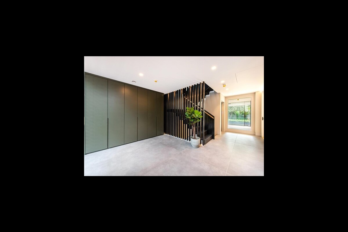 Medium entrance hall