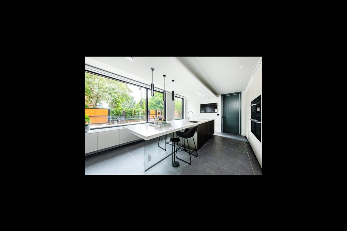 Medium kitchen
