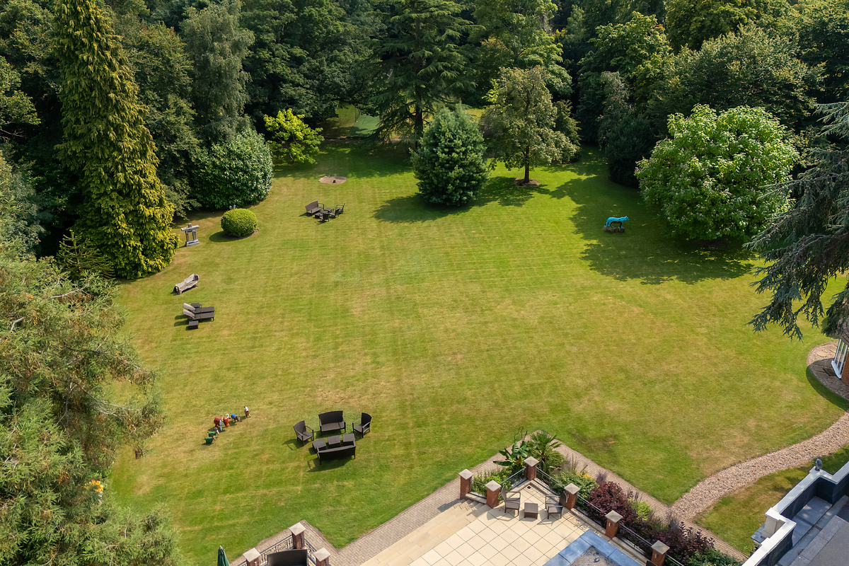 Medium oakfield house drone hi 36