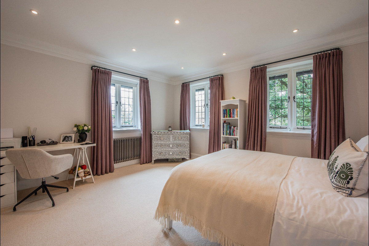 Medium 231 west heath road 2779 bed1