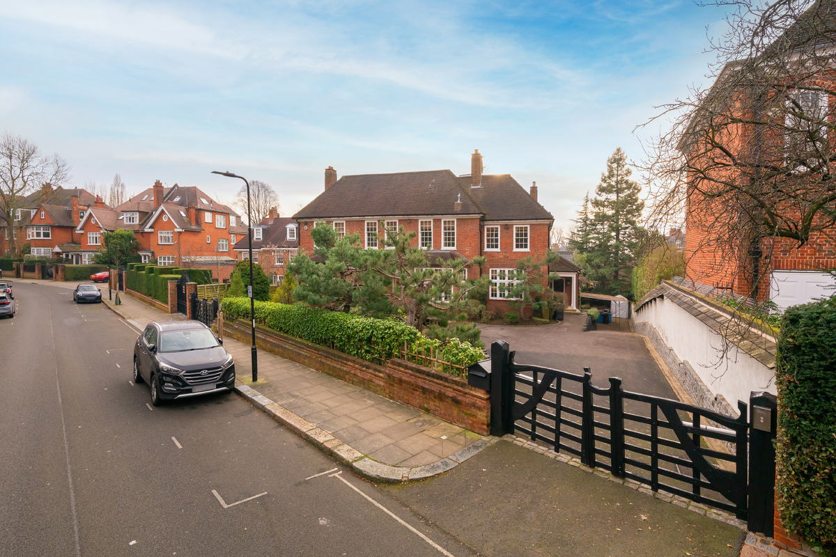 Medium 27 bracknell gardens hi 44