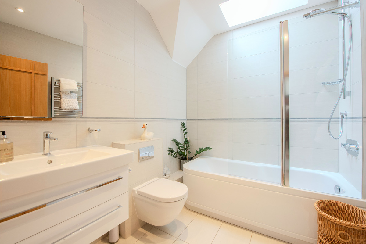 Medium 7 inverforth close 3198 bath2