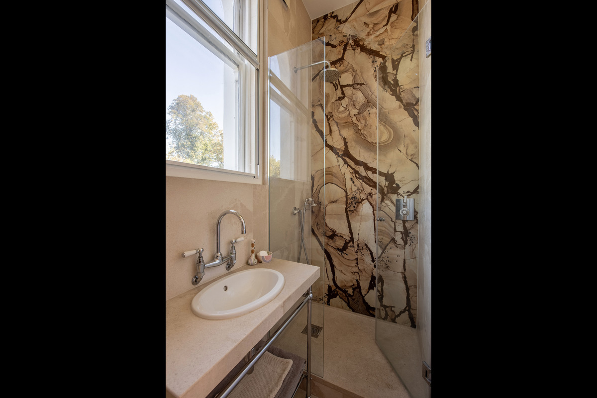 Medium 16 east heath road 3467 shower