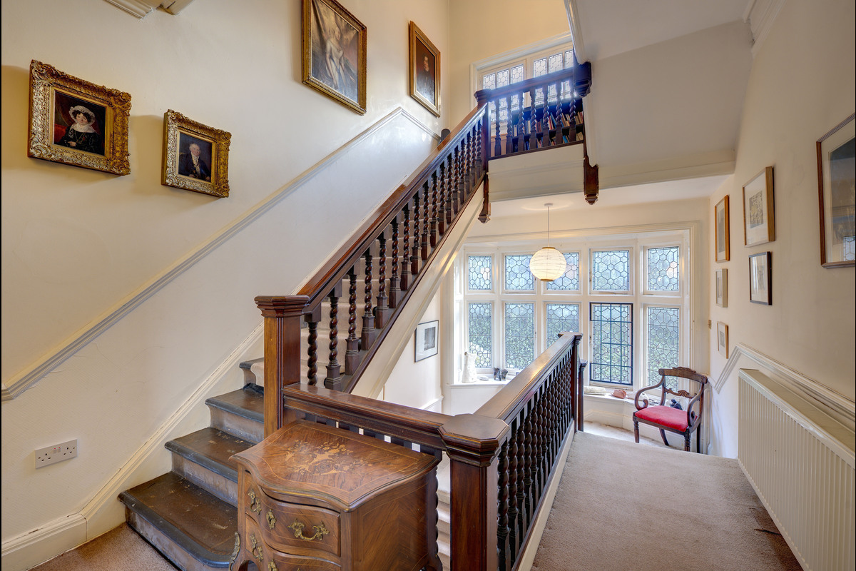 Medium frognal end 354602 stairs1 rgb