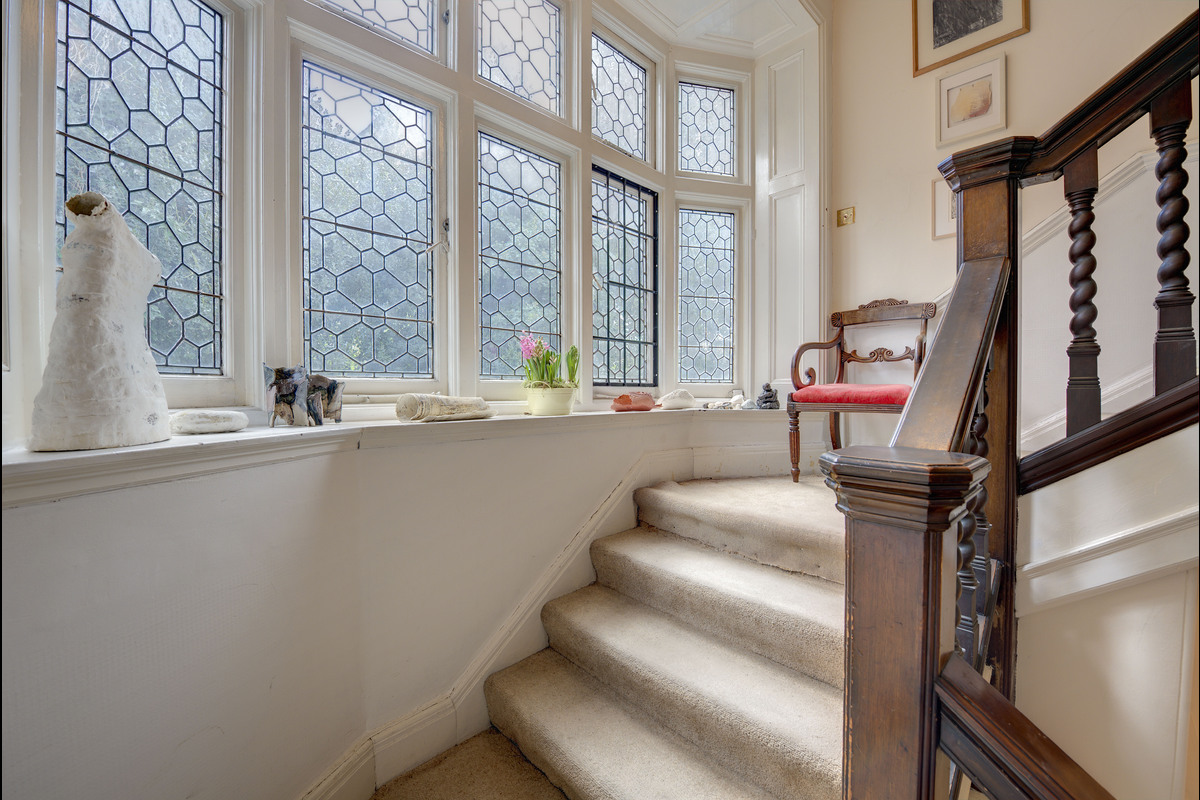 Medium frognal end 354602 stairs2 rgb
