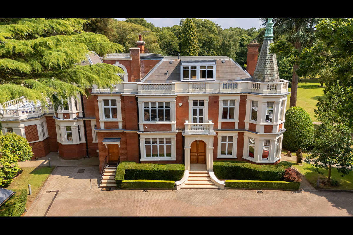 Medium oakfield house drone hi 5